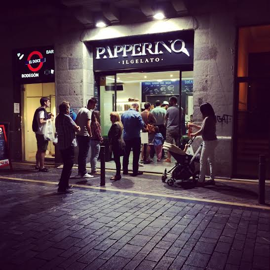 Colas ante Papperino, una de las mejores heladerías de la ciudad.