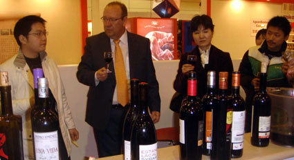Ernesto Gallud, colaborador de A Fuego Lento, catando vino en China