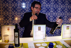 José Oneto, mostrando las variedades de aceites de las tierras de Jaén