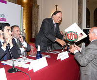 Carlos Falcó entrega uno de los premios