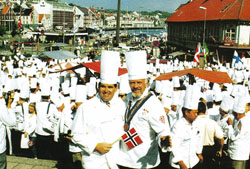 Keith Keogh, entonces presidente Wacs, y Lauritz Hansen, presidente de los chefs noruegos