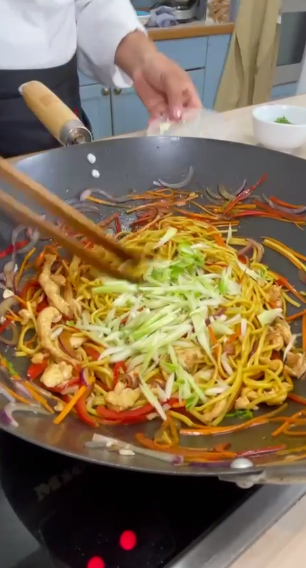 Receta fácil de tallarines chinos con pollo y verduras: una explosión de  sabor para sorprender en casa
